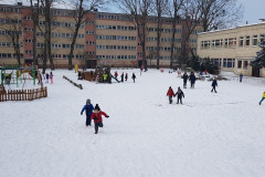 Ogród i zimowe zabawy dzieci