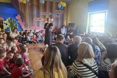 Pani dyrektor wita dzieci i rodziców podczas uroczystości